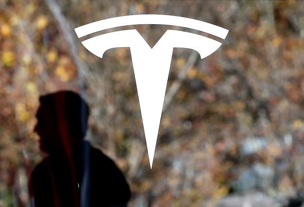 Tesla (na zdjęciu logo) zainwestuje w Buffalo. Fot. Justin Sullivan /Getty Images/Flash Press Media