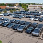 Tesla nie ma już gdzie upychać niesprzedanych samochodów. Wykorzystuje publiczne parkingi