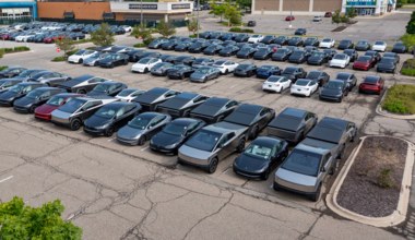 Tesla nie ma już gdzie upychać niesprzedanych samochodów. Wykorzystuje publiczne parkingi