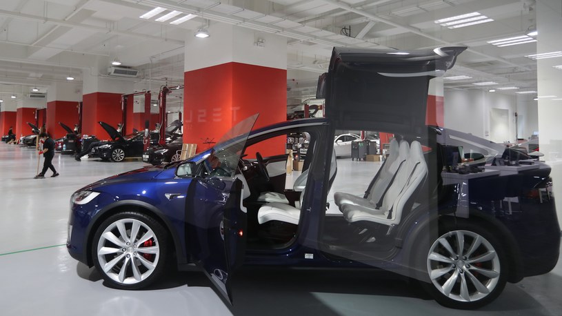 Tesla nie tylko ma problem z jakością samochodów, ale i zarządzeniem sytuacjami kryzysowymi /Getty Images