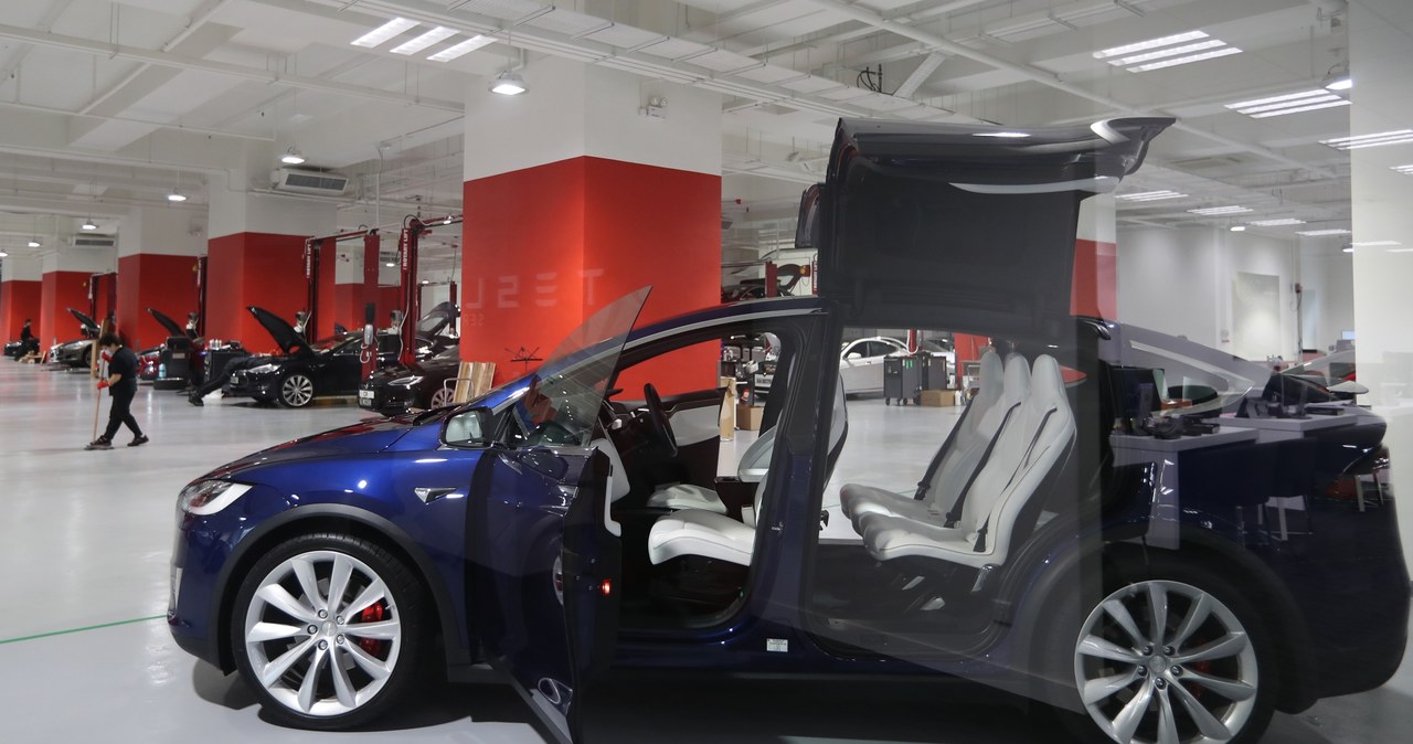 Tesla nie tylko ma problem z jakością samochodów, ale i zarządzeniem sytuacjami kryzysowymi /Getty Images