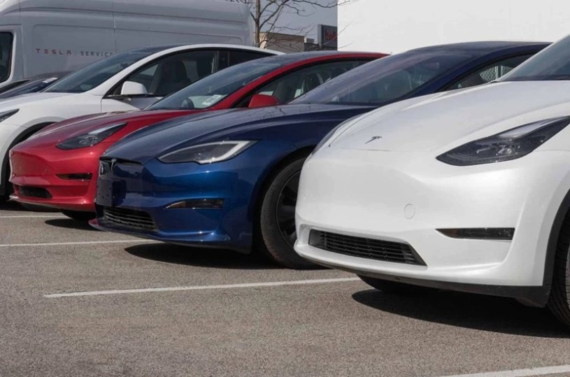 Tesla od pewnego czasu obniża ceny, co przekłada się na wartość aut używanych /123RF/PICSEL
