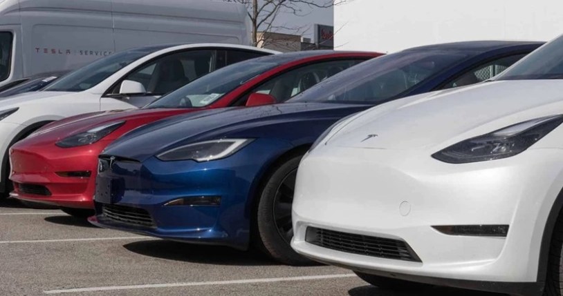 Tesla od pewnego czasu obniża ceny, co przekłada się na wartość aut używanych /123RF/PICSEL