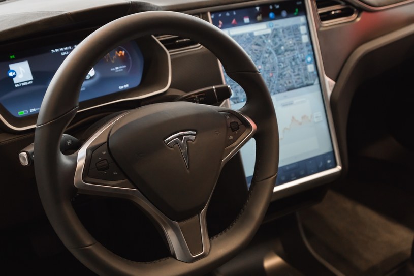 Tesla opracowuje nową wersję autopilota /123RF/PICSEL