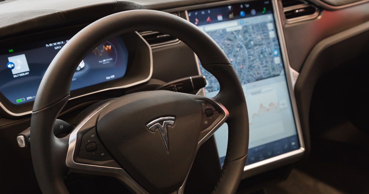 Tesla opracowuje nową wersję autopilota /123RF/PICSEL