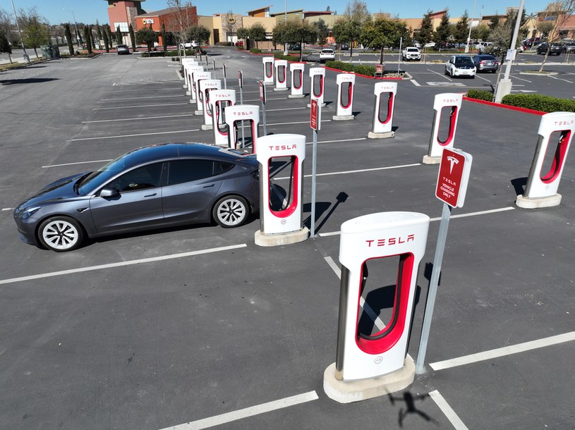 Tesla pilotażowo otworzyła część stacji ładowania dla użytkowników samochodów innych marek /Getty Images