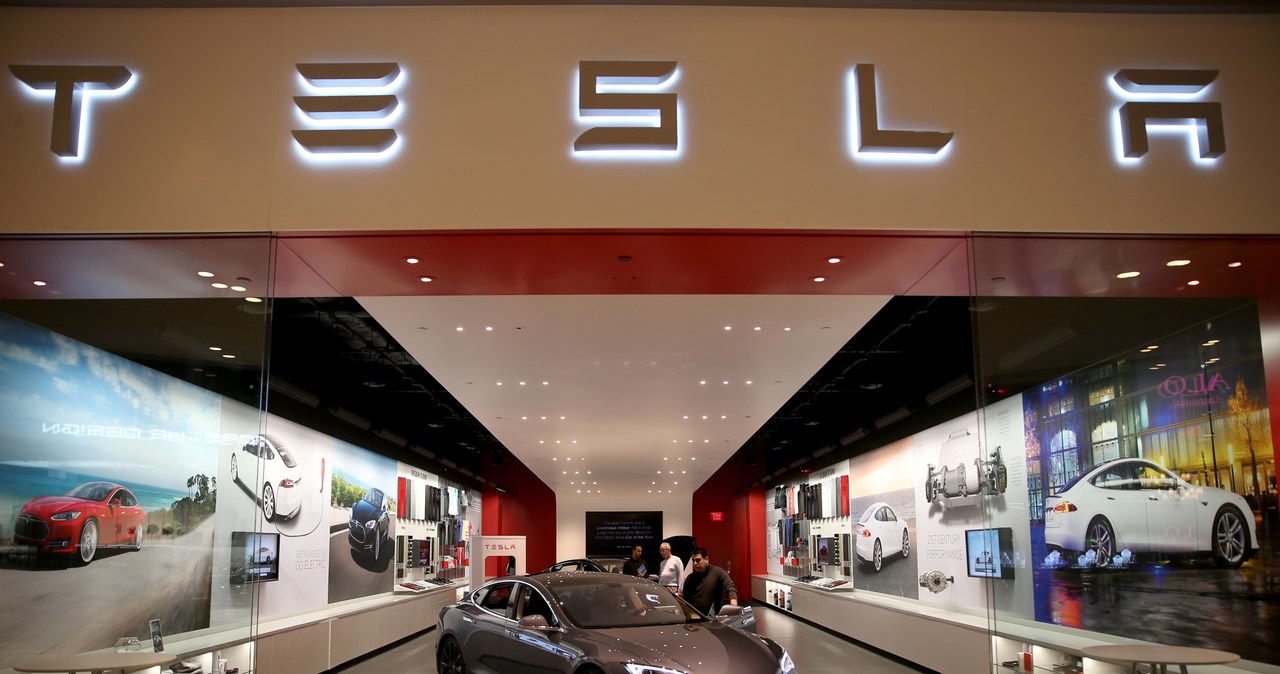 Tesla planuje pozamykać salony /Getty Images