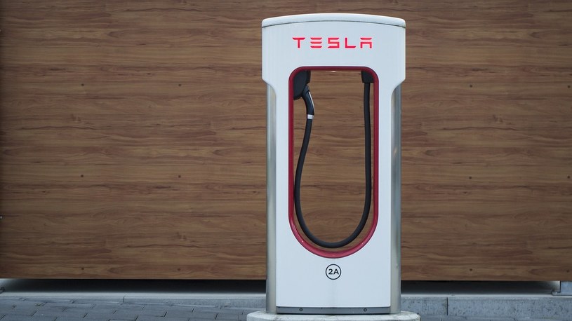 Tesla postanowiła obniżyć ceny wszystkich swoich w pełni elektrycznych samochodów /Geekweek