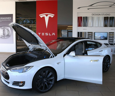 Tesla produkuje samochody pod namiotem