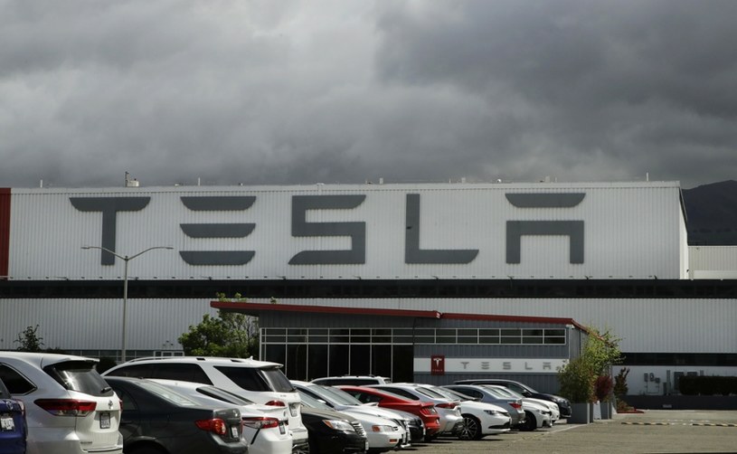 Tesla przesłała częściową odpowiedź w ramach śledztwa dotyczącego wadliwego autopilota. /AP/Associated Press/East News /Informacja prasowa