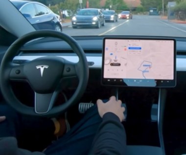 Tesla przyłapana na oszustwie - jej auta wcale nie jeżdżą same