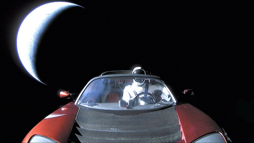 Tesla Roadster w przestrzeń kosmiczną trafiła w lutym 2018 r. Wystrzelono ją na pokładzie rakiety Falcon Heavy jako ładunek testowy. Auto powstało w 2010 r. /East News