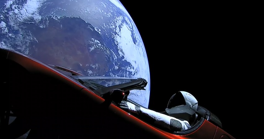 Tesla Roadster ze Starmanem na pokładzie /materiały prasowe
