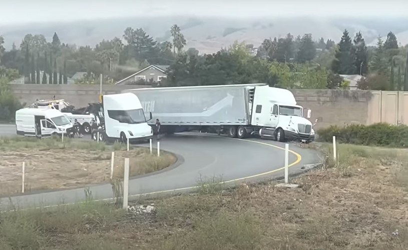 Tesla Semi Truck stanęła na środku drogi w Kaliforni, fot. YouTube /