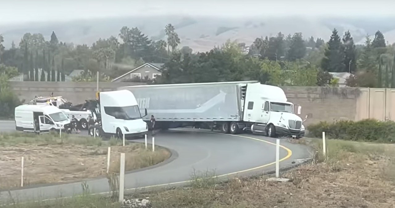 Tesla Semi Truck stanęła na środku drogi w Kaliforni, fot. YouTube /