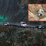 Tesla spadła w przepaść z 75 m. W środku były cztery osoby