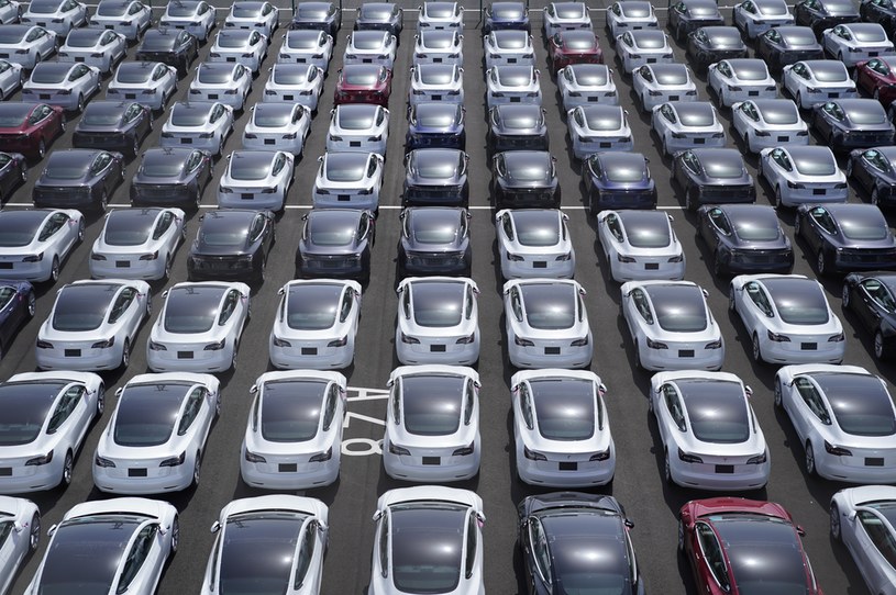 Tesla sprzedała w 2021 roku 936 tysięcy samochodów /Getty Images