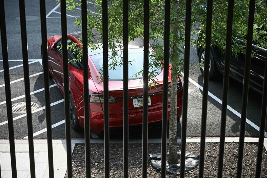 Tesla stoi na parkingu należącym do Białego Domu /BRENDAN SMIALOWSKI/AFP/East News /East News