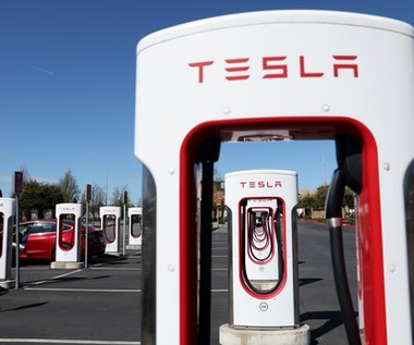 Tesla straci miliony dolarów bo nie chce ekranów w ładowarkach