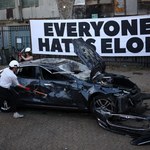 Tesla tonie, Elon Musk ciągnie ją na dno. A światełka w tunelu nie widać