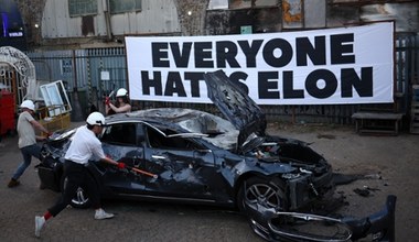 Tesla tonie, Elon Musk ciągnie ją na dno. A światełka w tunelu nie widać