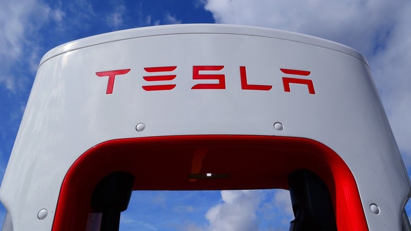 Tesla twierdzi, że odzyskuje aż 92% materiałów z zużytych akumulatorów /Geekweek