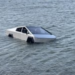 Tesla Tesla ugrzęzła w jeziorze. Kierowca chciał przetestować tryb brodzenia