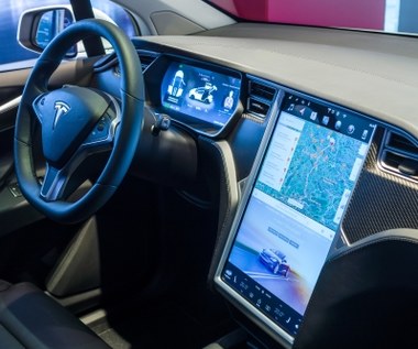 Tesla usuwa popularną aplikację z komputerów w swoich nowych pojazdach