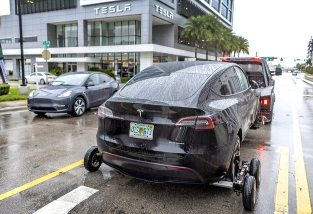 Tesla w drodze do warsztatu w celu usunięcia usterki systemu Autopilot (fot. CRISTOBAL HERRERA-ULASHKEVICH) /PAP/EPA