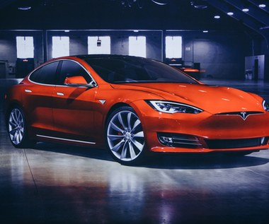 Tesla w ogniu krytyki przez możliwość grania w gry podczas jazdy