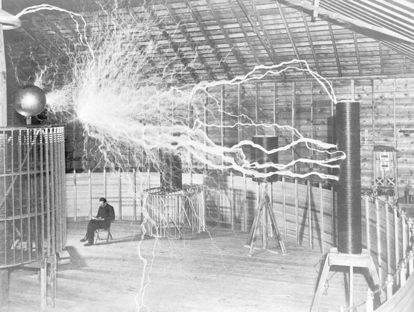 Tesla w swoim laboratorium /CC BY-SA 4.0/  Dickenson V. Alley /Wikimedia