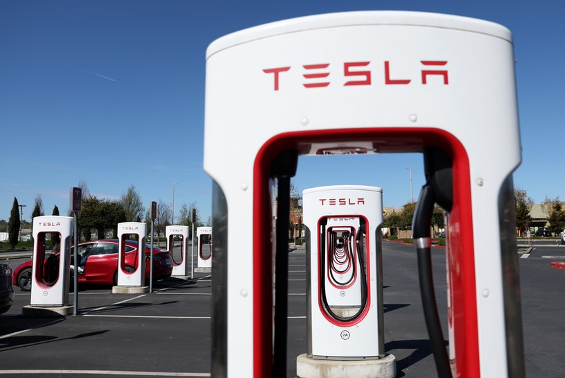 Tesla woli zrezygnować z milionów dolarów niż wyposażyć ładowarki w ekrany /Getty Images