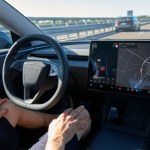Tesla wprowadza tryb "Mad Max", a NHTSA rozpoczyna dochodzenie