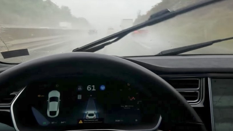 Tesla wydłużyła zasięg pojazdów o 50 km z powodu huraganu Florence /Geekweek