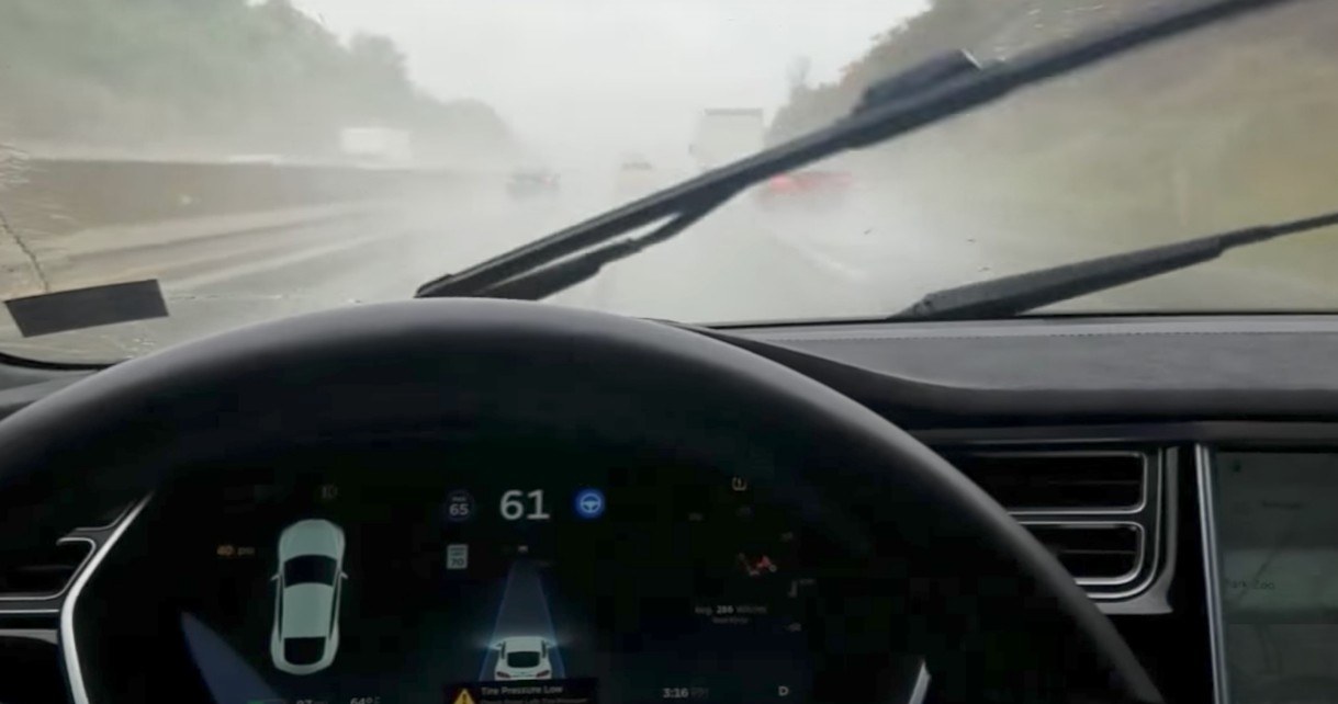 Tesla wydłużyła zasięg pojazdów o 50 km z powodu huraganu Florence /Geekweek