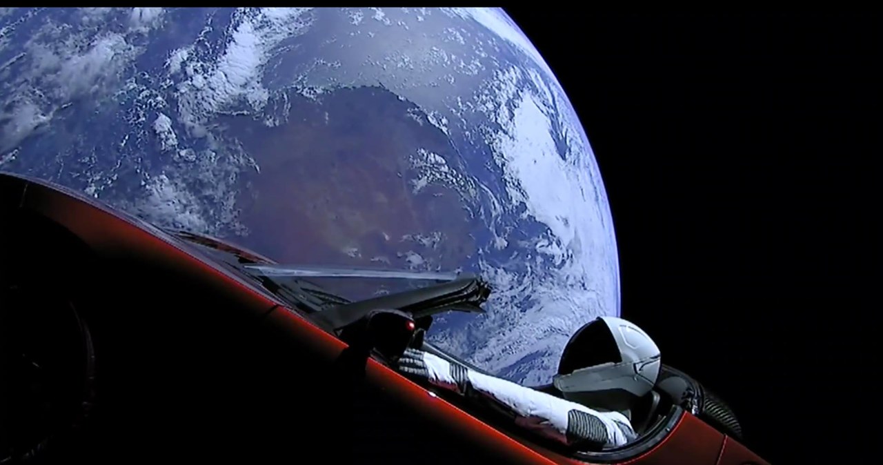 Tesla wystrzelona przez SpaceX w kosmos może spaść na Ziemię. /materiały prasowe