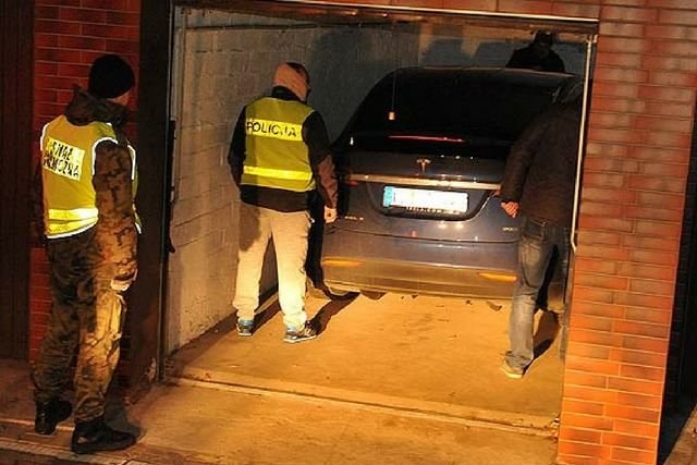 Tesla X została znaleziona w garażu /Policja
