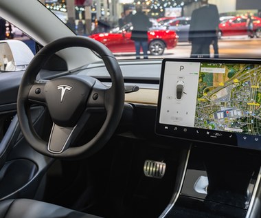Tesla zablokuje granie w gry podczas jazdy