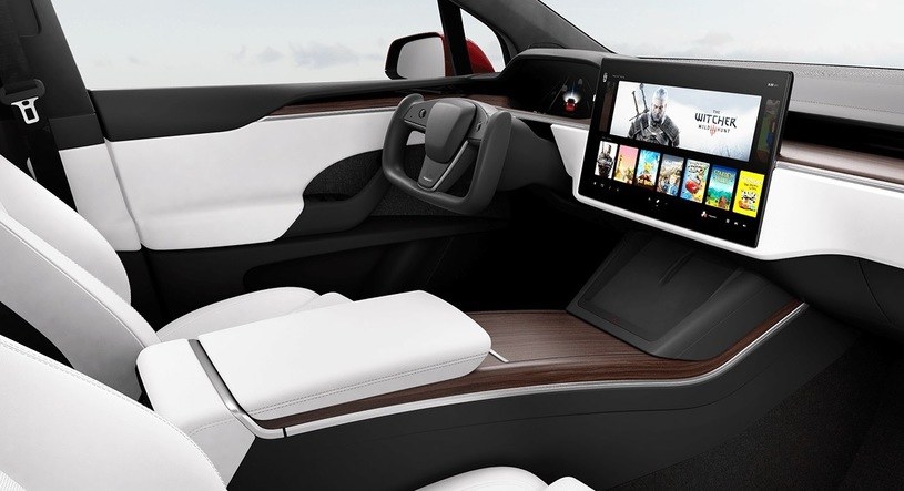 Tesla zaprezentowała model S i X po lifitngu. Na ekranie pokładowym widać Wiedźmina /Informacja prasowa