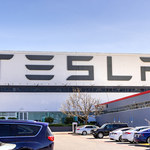 Tesla zawiesza pracę w zakładzie w Fremont