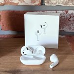 Test AirPods 4 z ANC. Jak sprawują się nowe słuchawki bezprzewodowe Apple?