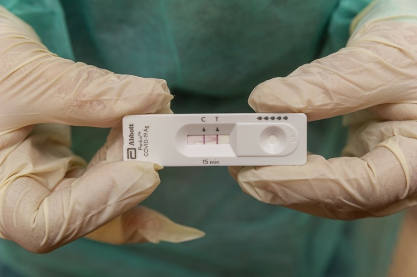 Test antygenowy powinien być wykonywany u pacjentów z objawami COVID-19 w ciągu pierwszych 5-7 dni od ich wystąpienia /Stanislaw Bielski/REPORTER /Reporter