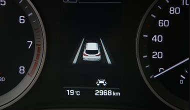 Test asystentów pasa ruchu. Popularny chiński SUV z poważnym problemem