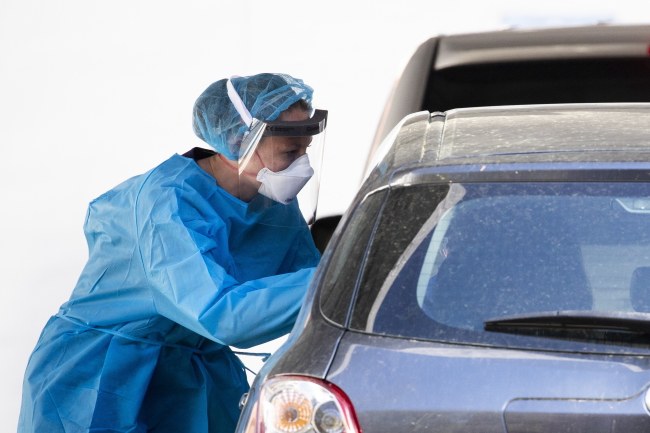 Test drive-thru na obecność koronawirusa wykonywany przed szpitalem w Waszyngtonie /MICHAEL REYNOLDS    /PAP/EPA