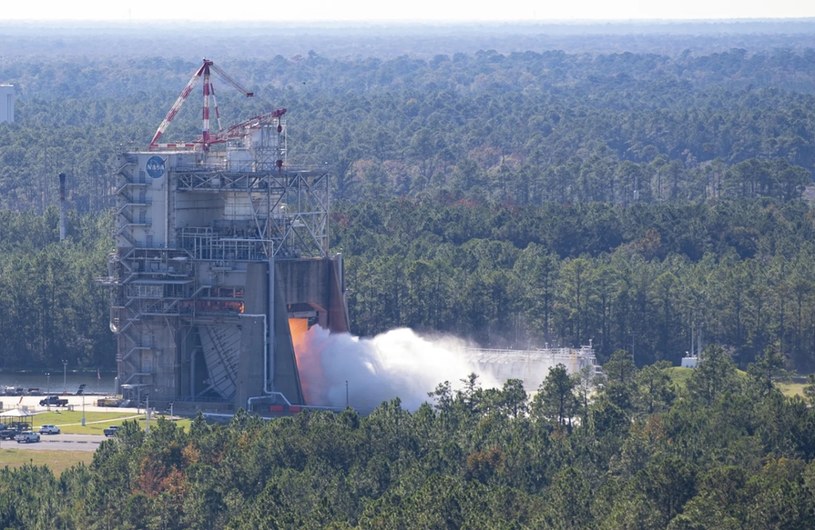 Test nowego silnika RS-25 w Centrum Kosmicznym Stennis / NASA / Danny Nowlin /materiał zewnętrzny