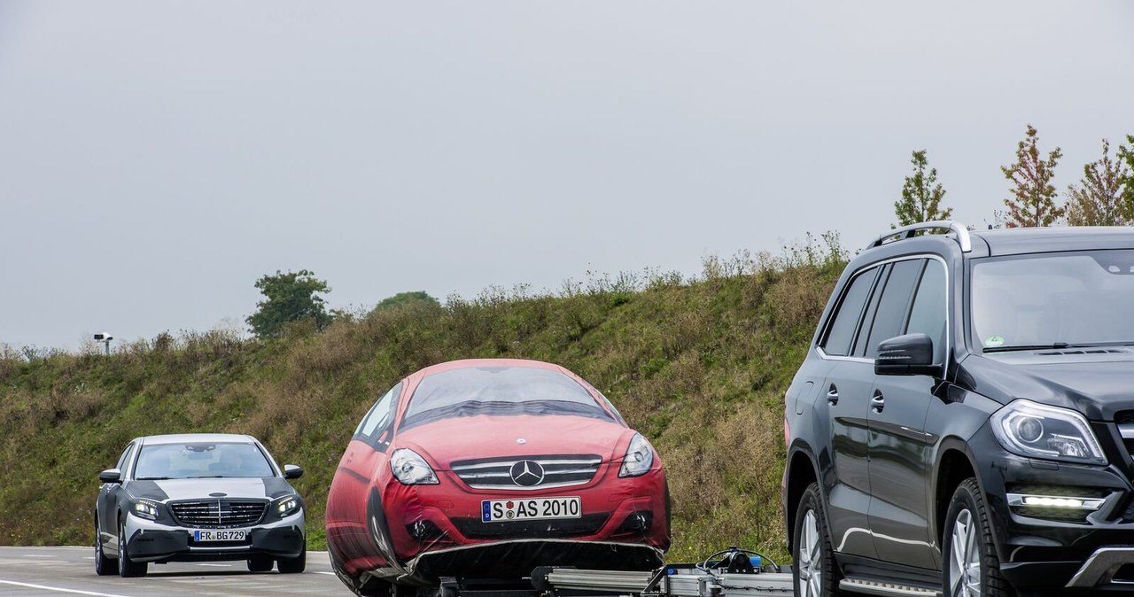 Test, podczas którego wykorzystywana jest holowana makieta auta, pozwalająca na bezpieczne sprawdzenie systemu utrzymywania odstępu od poprzedzającego auta. /Motor