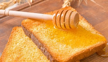 Test z kromką chleba. Od razu będziesz wiedzieć, czy miód jest prawdziwy 