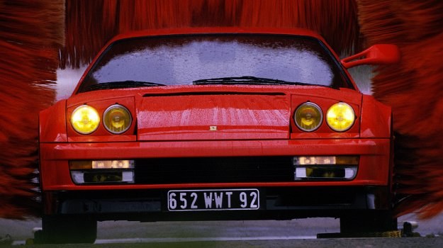 Testarossa - samochód do eksploatacji drogowej, mający wszakże rozwiązania konstrukcyjne samochodu wyścigowego. Tylko dach i drzwi wykonane są ze stali, reszta nadwozia pokryta jest blachą aluminiową. /Ferrari