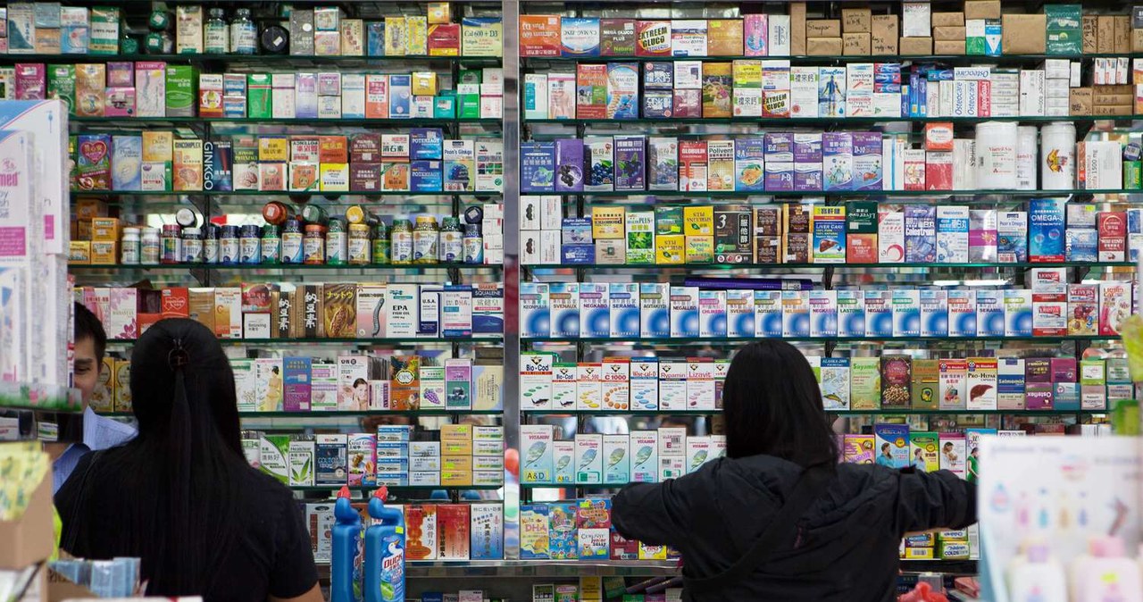 Testów i szczepionek nie kupimy w naszej aptece? /AFP