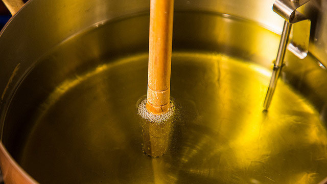 Testowanie oleju drewnianymi pałeczkami /© Photogenica